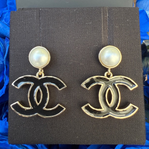 Chanel 25P CC Logo Black Metal Resin Gold Tone Stud White Pearl Pendant Earrings - Picture 7 of 16